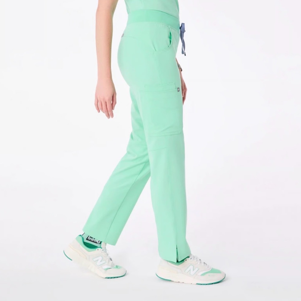 NWOT •FIGS• Mariner Kade Cargo Scrub Pants